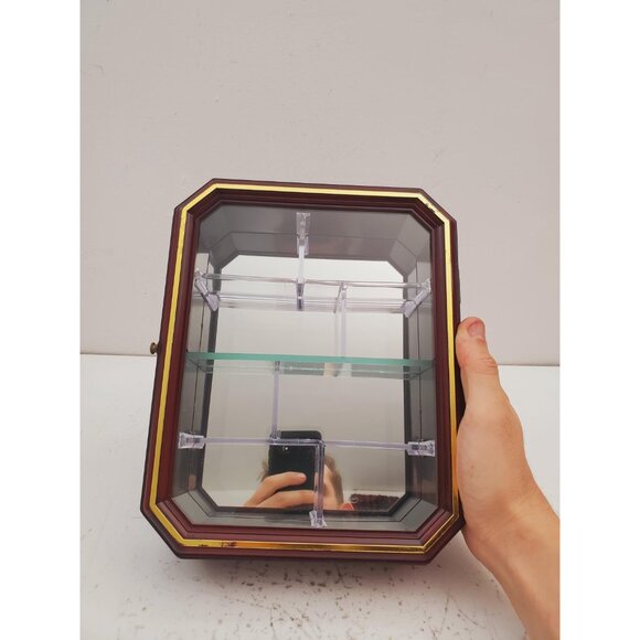 Display cabinet / mahogany / gold corner accents / glass shelf / mirror back / - Picture 4 of 10